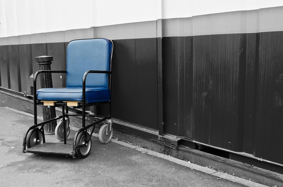 Paziente legato alla sedia a rotelle, infermiera assolta 1 sedia