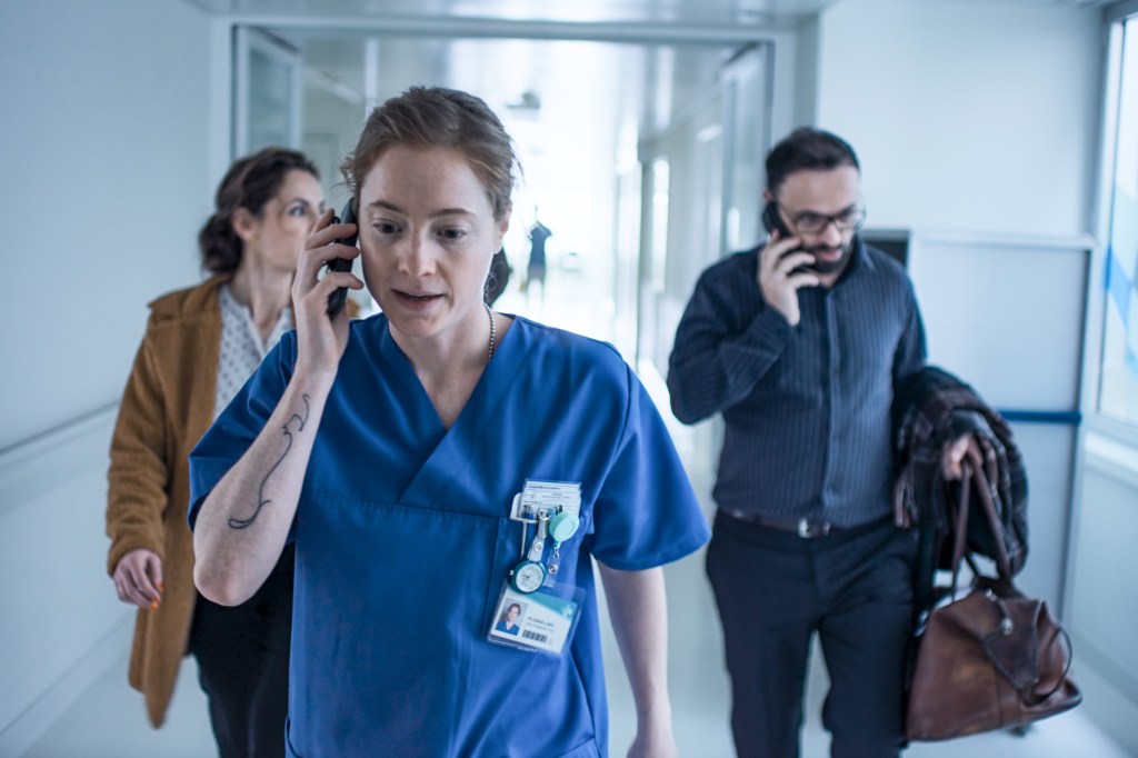 “L’ultimo turno”: recensione e intervista alla regista Petra Volpe 3 I piccoli dettagli- immagine tratta da L'Ultimo Turno – Crediti per gentile concessione dell’Ufficio Stampa BIM Distribuzione