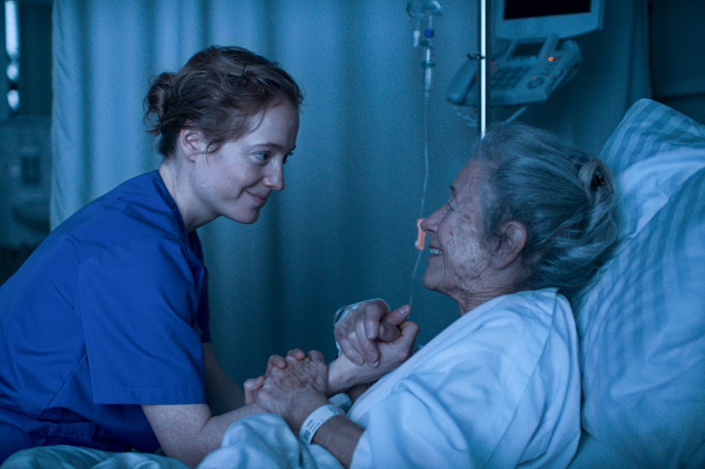 “L’ultimo turno”: recensione e intervista alla regista Petra Volpe 1 Immagine tratta dal film L'Ultimo Turno la storia di un difficile turno di un'infermiere in un ospedale svizzero. – Crediti per gentile concessione dell’Ufficio Stampa BIM Distribuzione