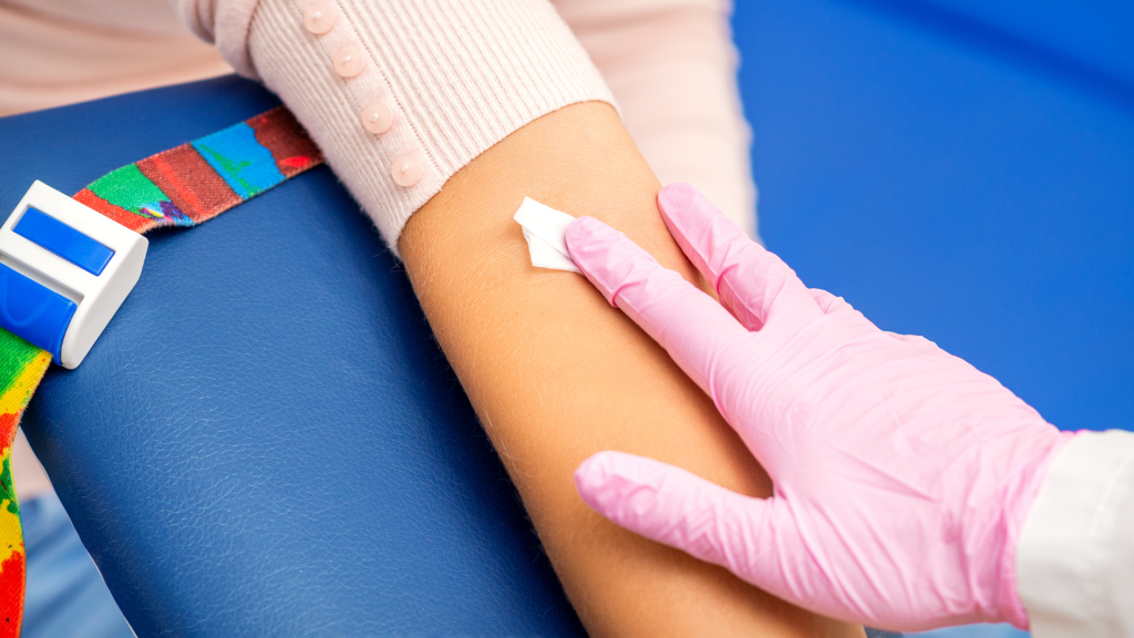 Tamponamento per evitare ematoma dopo prelievo ematico Foto Credit Canva.com Versione Pro