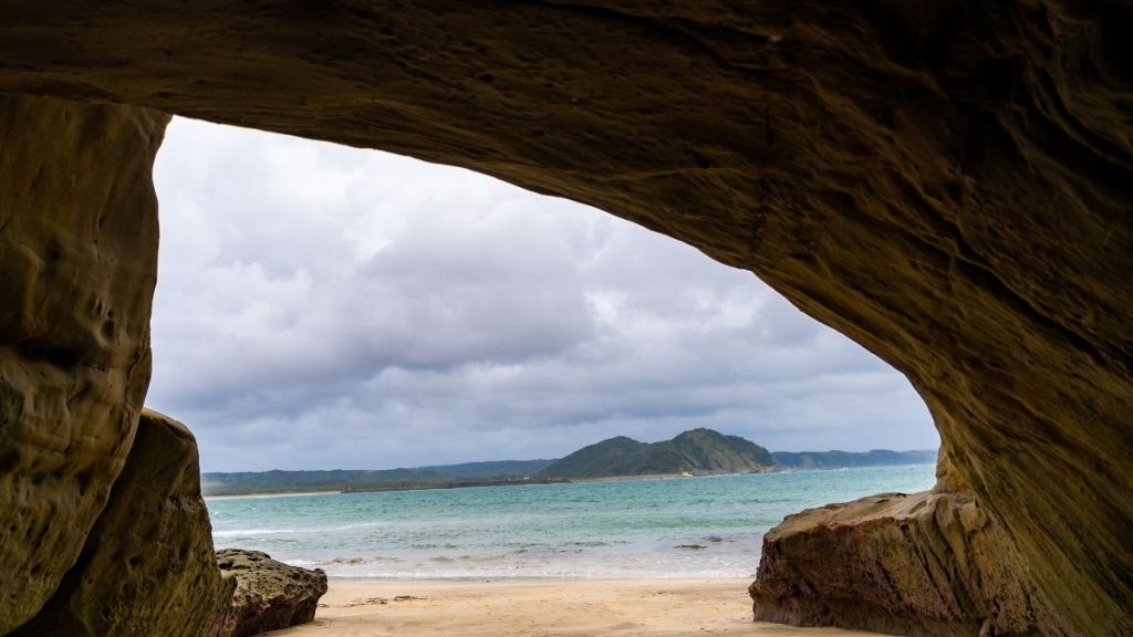 Infermiera lascia tutto per una nuova vita in Giappone 1 Vista dell’oceano e della costa di Tanegashima attraverso l’apertura di una grotta sul mare